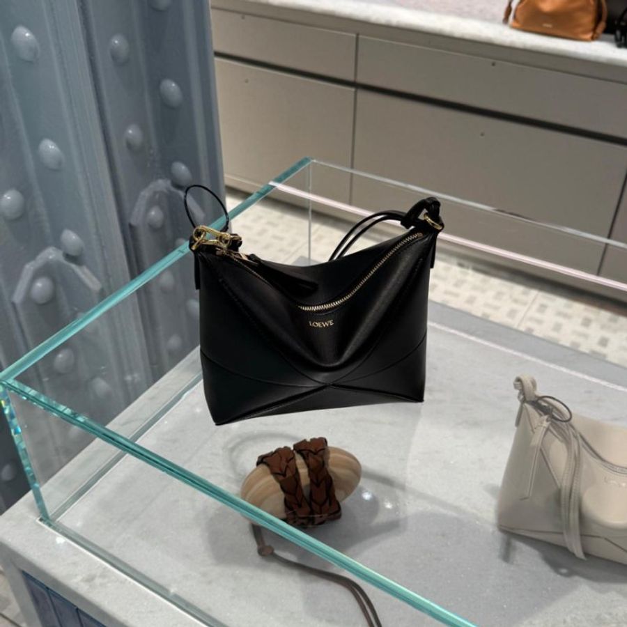 🎉新品好折扣✨Loewe 亮面納帕小牛皮 Puzzle Fold Pouch包 黑色-1