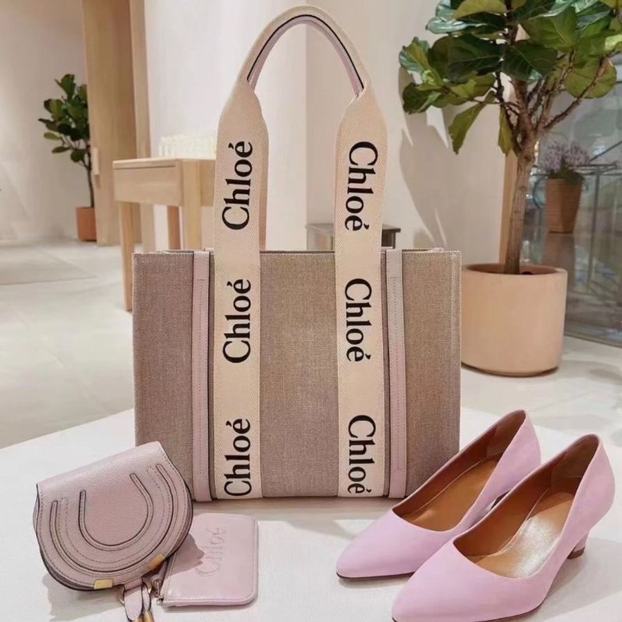 🎉新品好折扣✨Chloe 中款皮革飾邊絲帶棉質 Woody 包 粉色-5