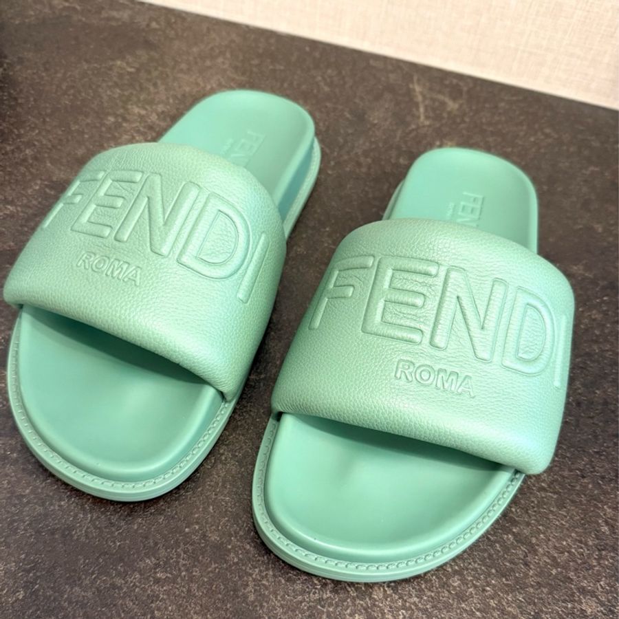 Fendi平底拖鞋-0