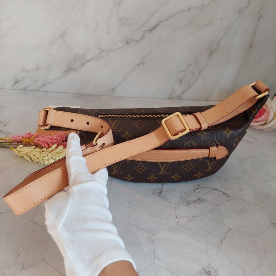 LV M43644 Bumbag🎀現品實拍 🎀 Monogram老花字紋 腰包 斜背包 胸口包-61