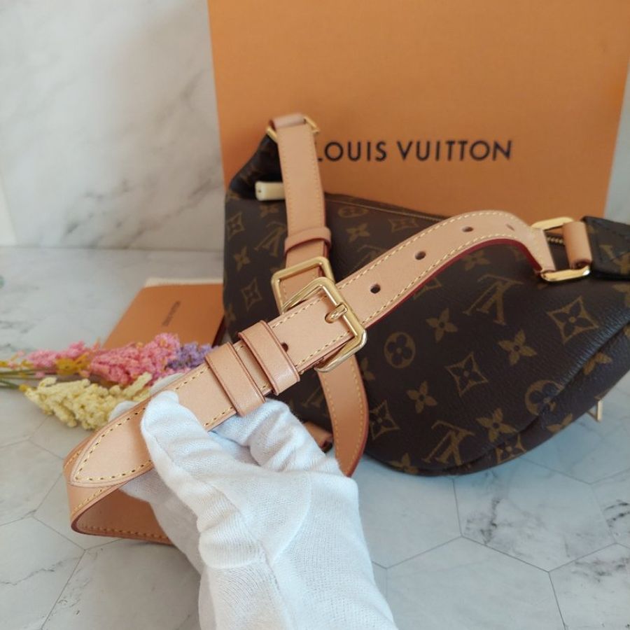 LV M43644 Bumbag🎀現品實拍 🎀 Monogram老花字紋 腰包 斜背包 胸口包-63
