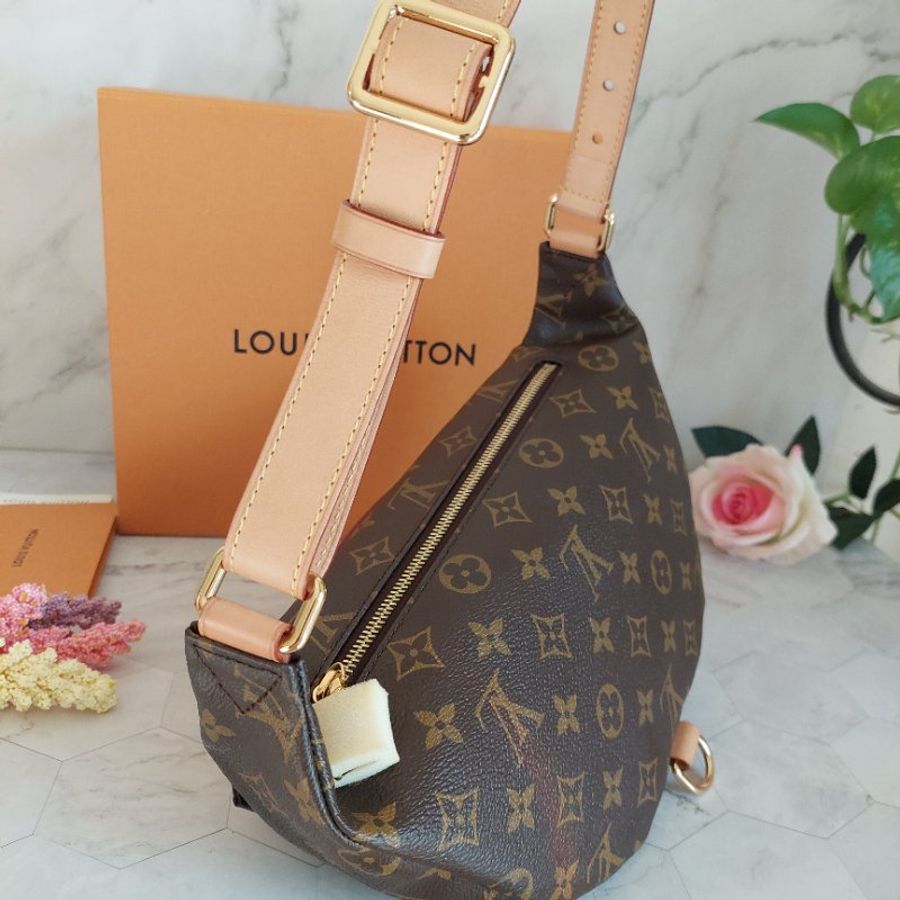 LV M43644 Bumbag🎀現品實拍 🎀 Monogram老花字紋 腰包 斜背包 胸口包-65