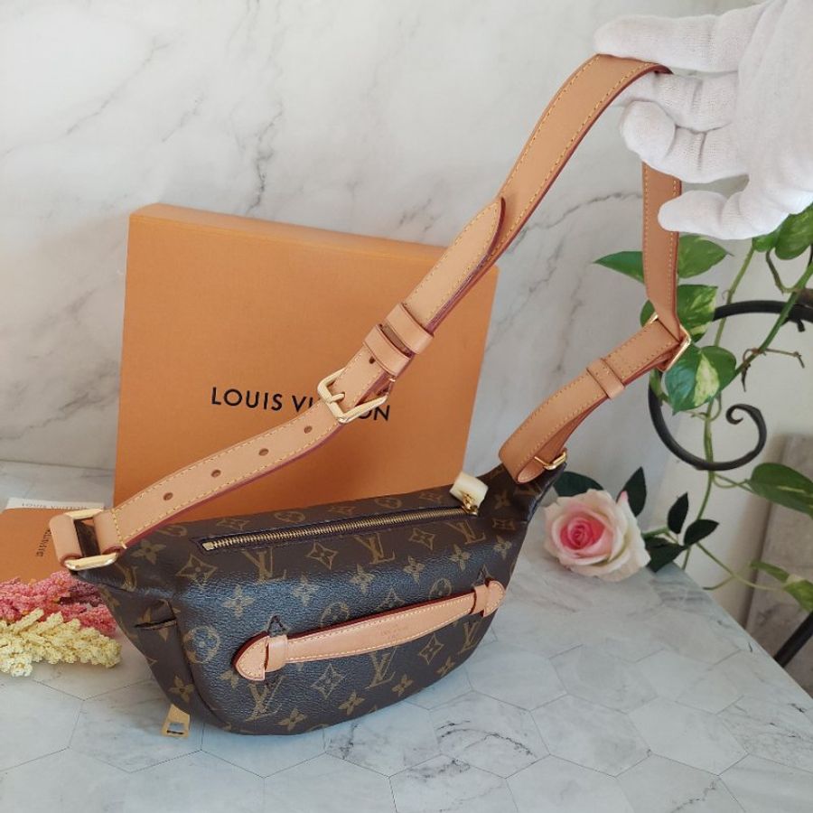 LV M43644 Bumbag🎀現品實拍 🎀 Monogram老花字紋 腰包 斜背包 胸口包-66