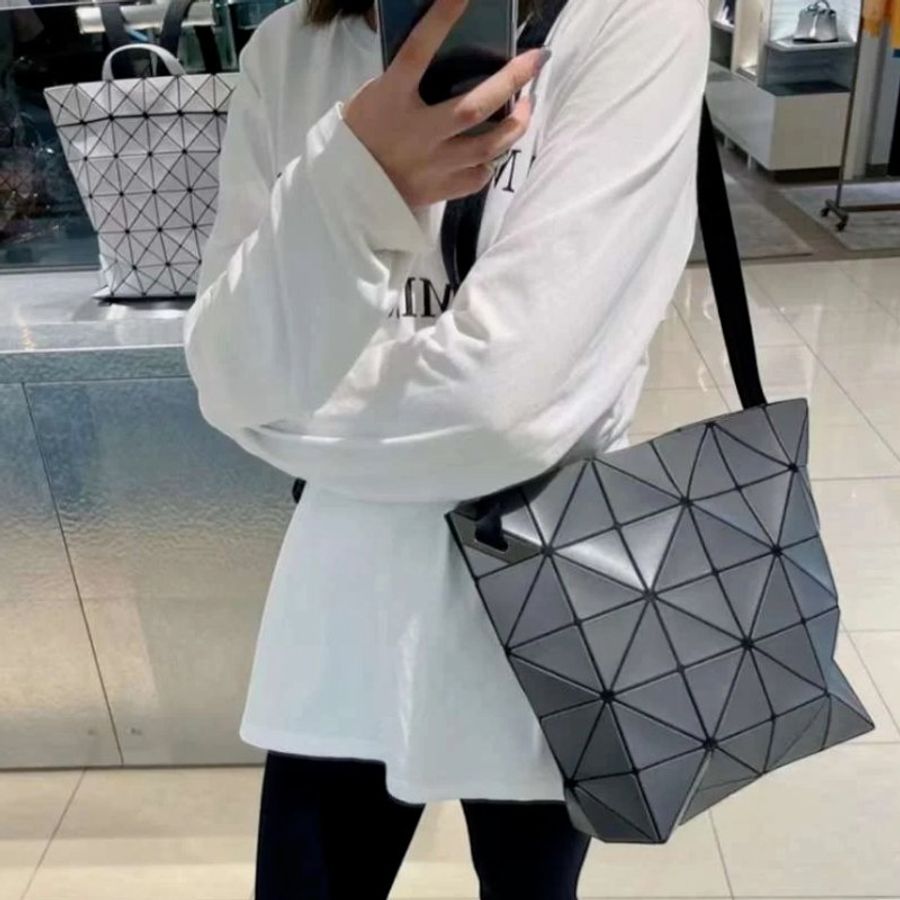 🎉新品好折扣✨Bao Bao Issey Miyake Blocky 6x5 霧面幾何方格斜背包 炭灰色-5