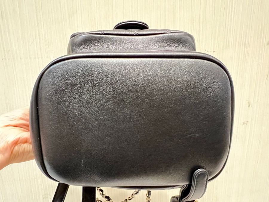 Chanel黑牛皮duma mini 淡金釦後背包-7