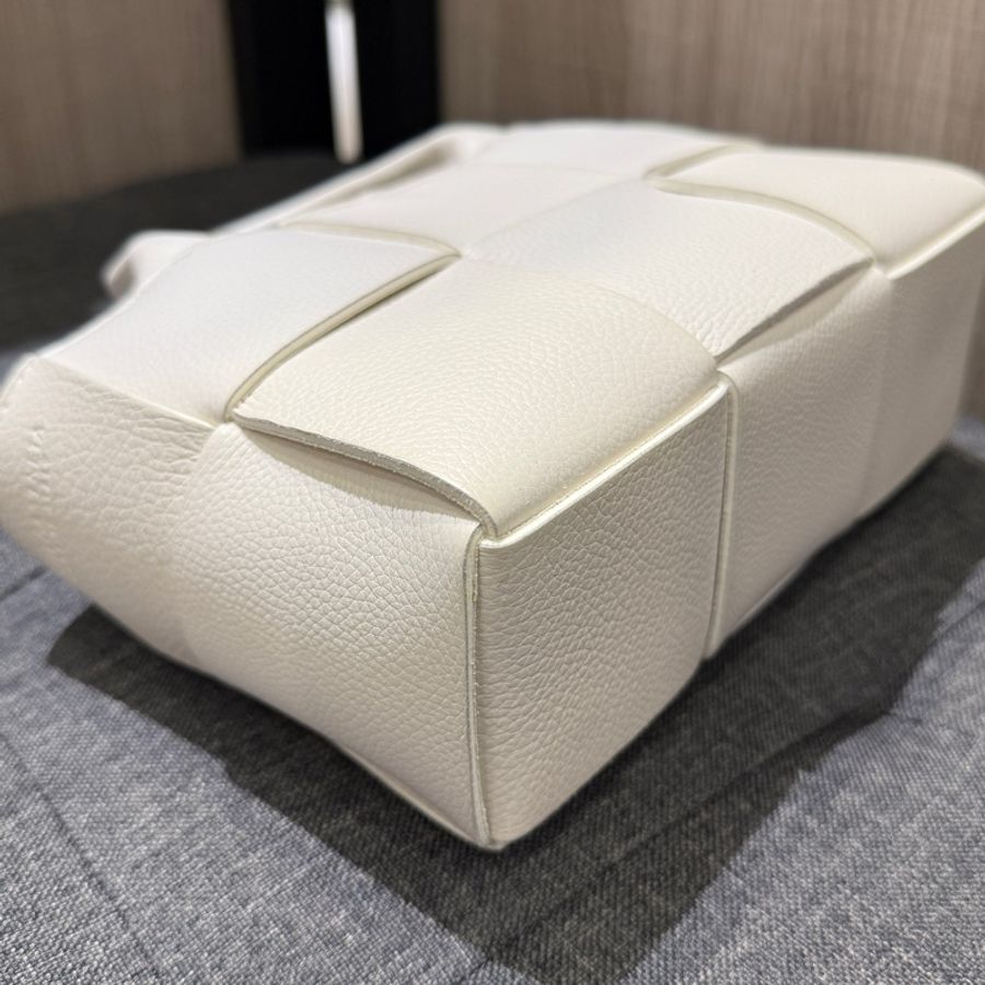 極新 BV Candy Arco 白色大格全皮編織手提包 斜背包-7