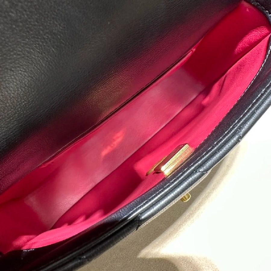 Chanel香奈儿22p新款珐琅扣方胖子大mini黑色复古金扣链条包芯片款-4