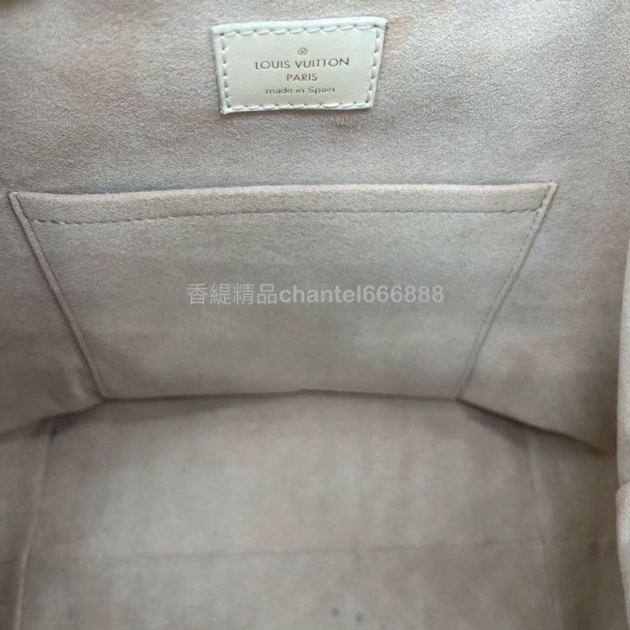 💗香緹國際精品💗 552 LV 奶白壓紋後背包 #M45397-10