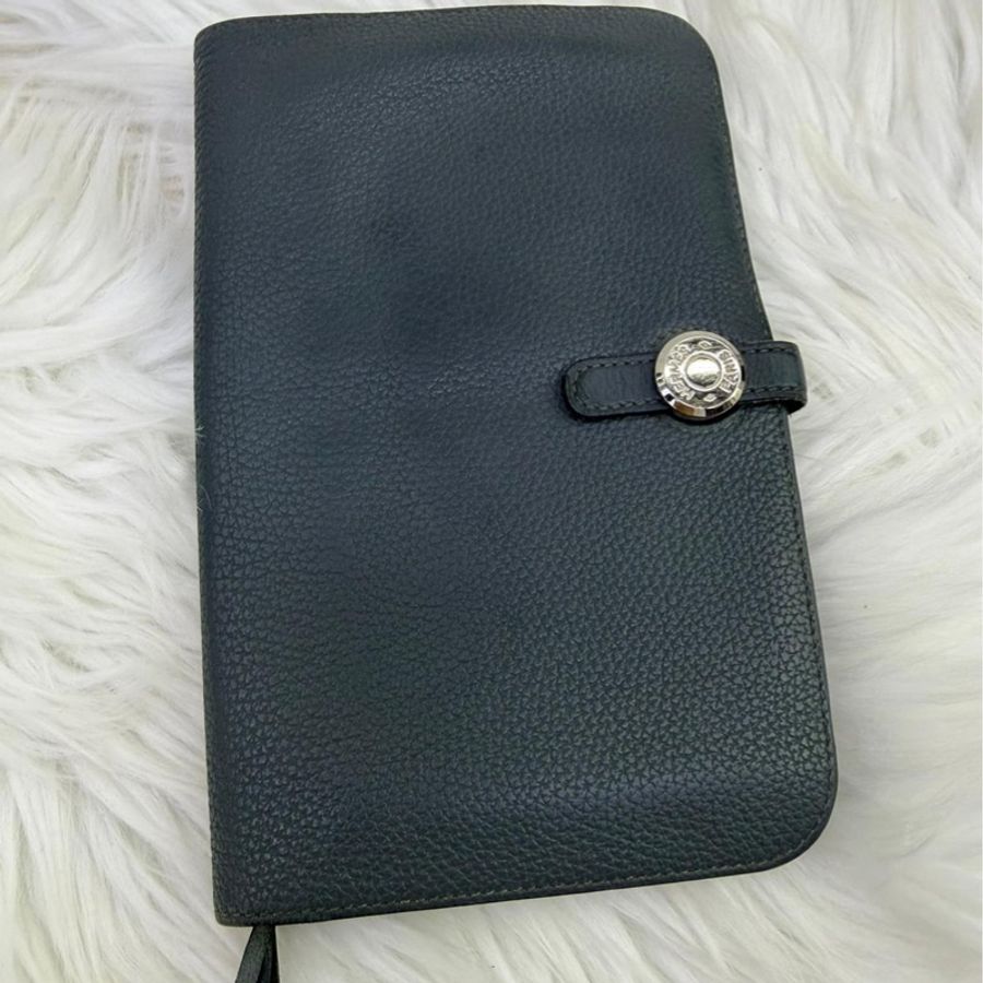 這是一款愛馬仕Dogon Duo GM Wallet採用Togo 皮革製成-0
