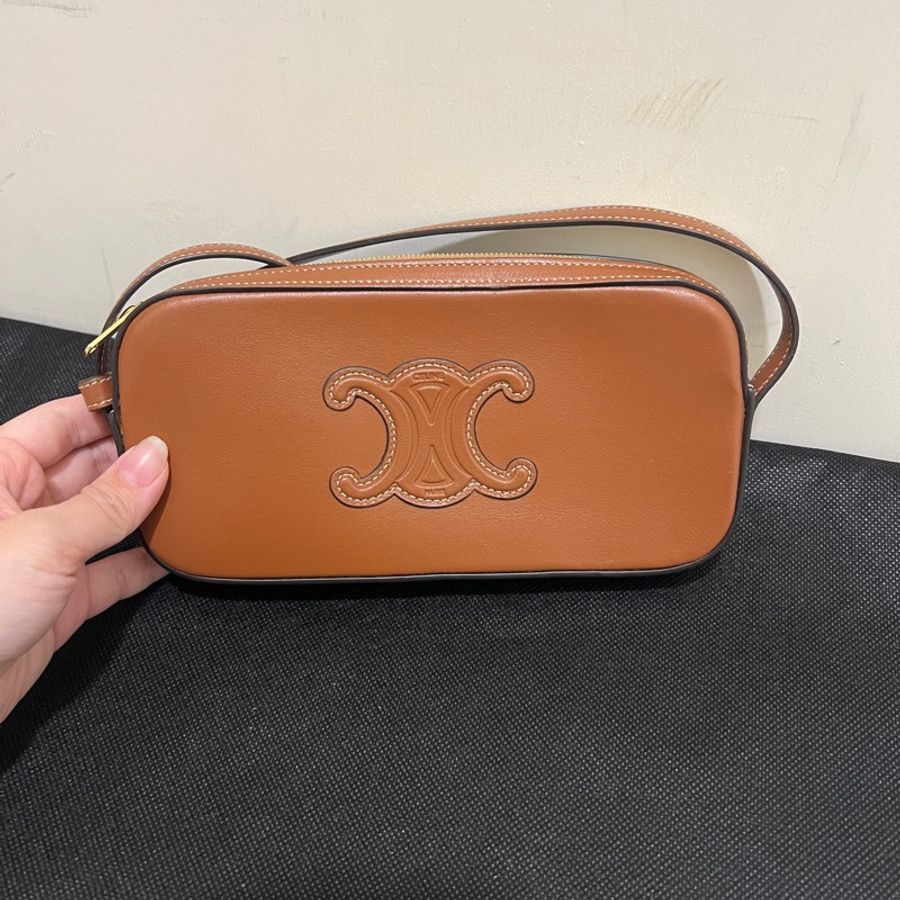 Celine TRLOMPHE焦糖色牛皮肩背包-0