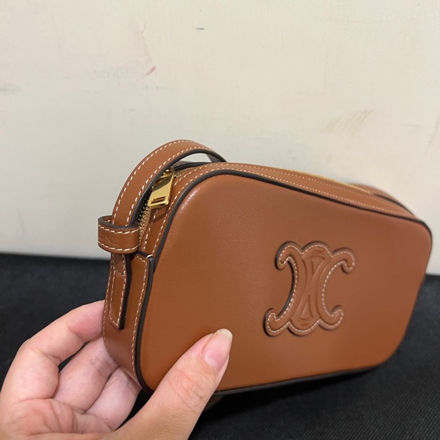 Celine TRLOMPHE焦糖色牛皮肩背包-2