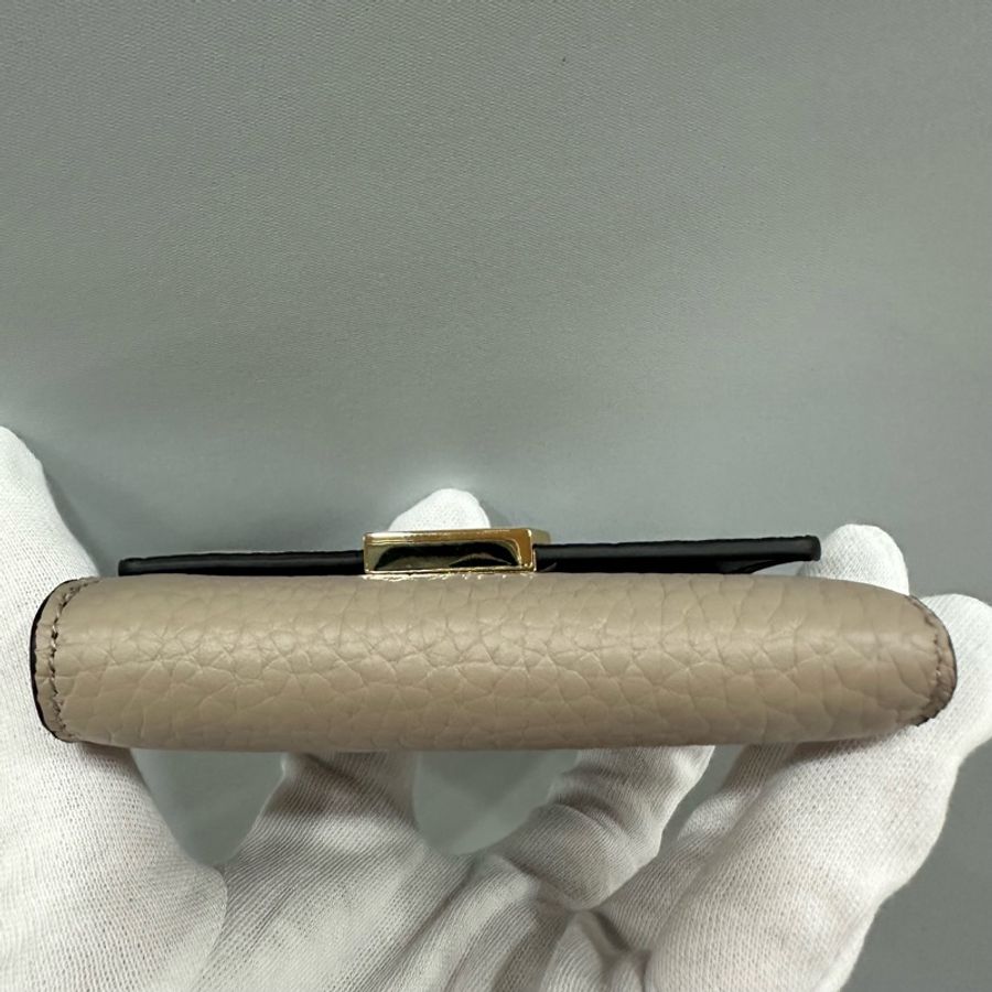 LV M68747 奶茶色金釦 capucines 短夾-7