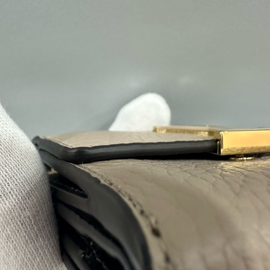 LV M68747 奶茶色金釦 capucines 短夾-8