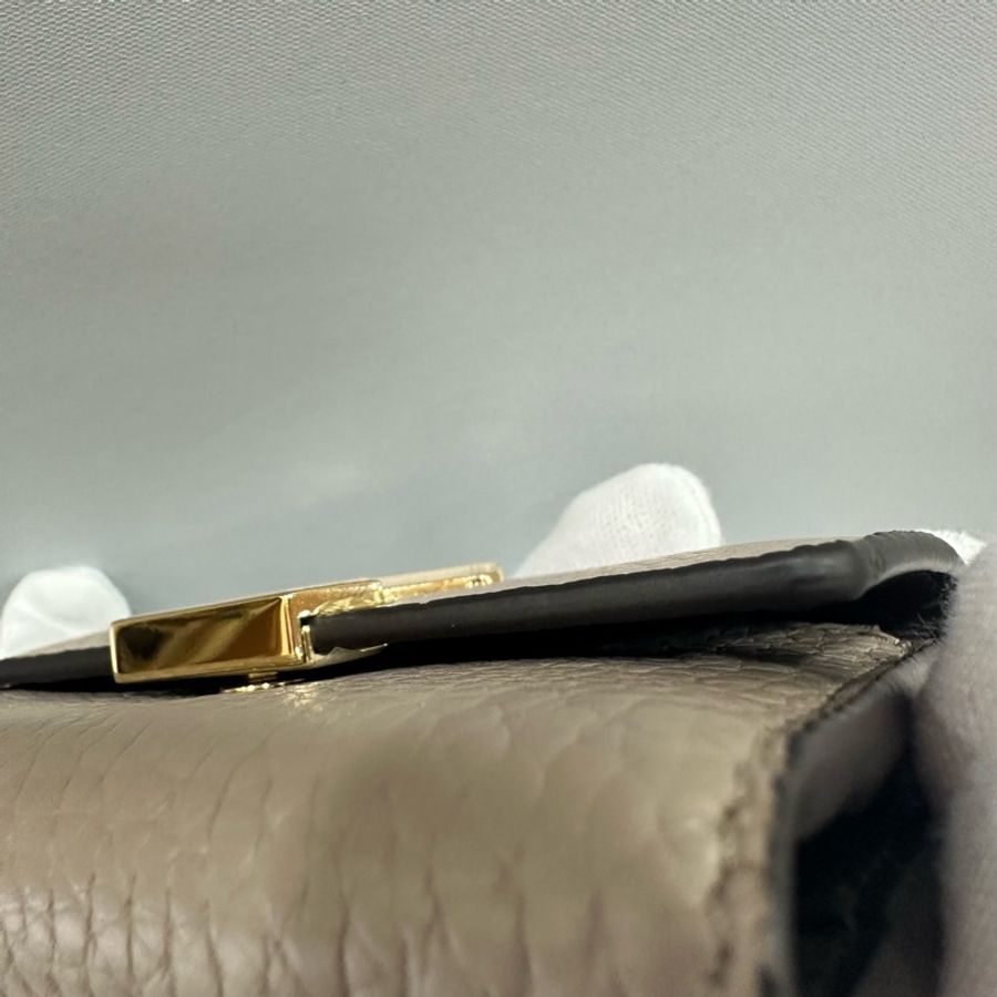 LV M68747 奶茶色金釦 capucines 短夾-9