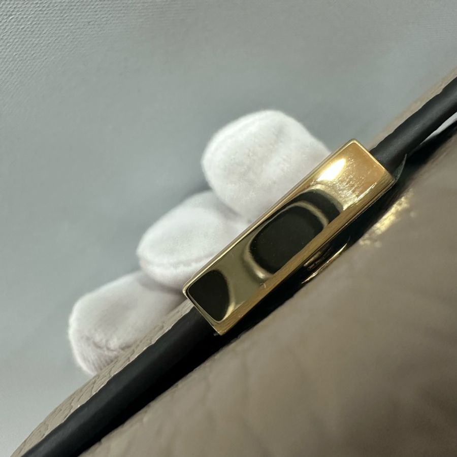 LV M68747 奶茶色金釦 capucines 短夾-12