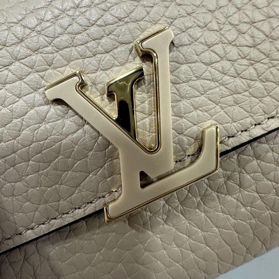 LV M68747 奶茶色金釦 capucines 短夾-13