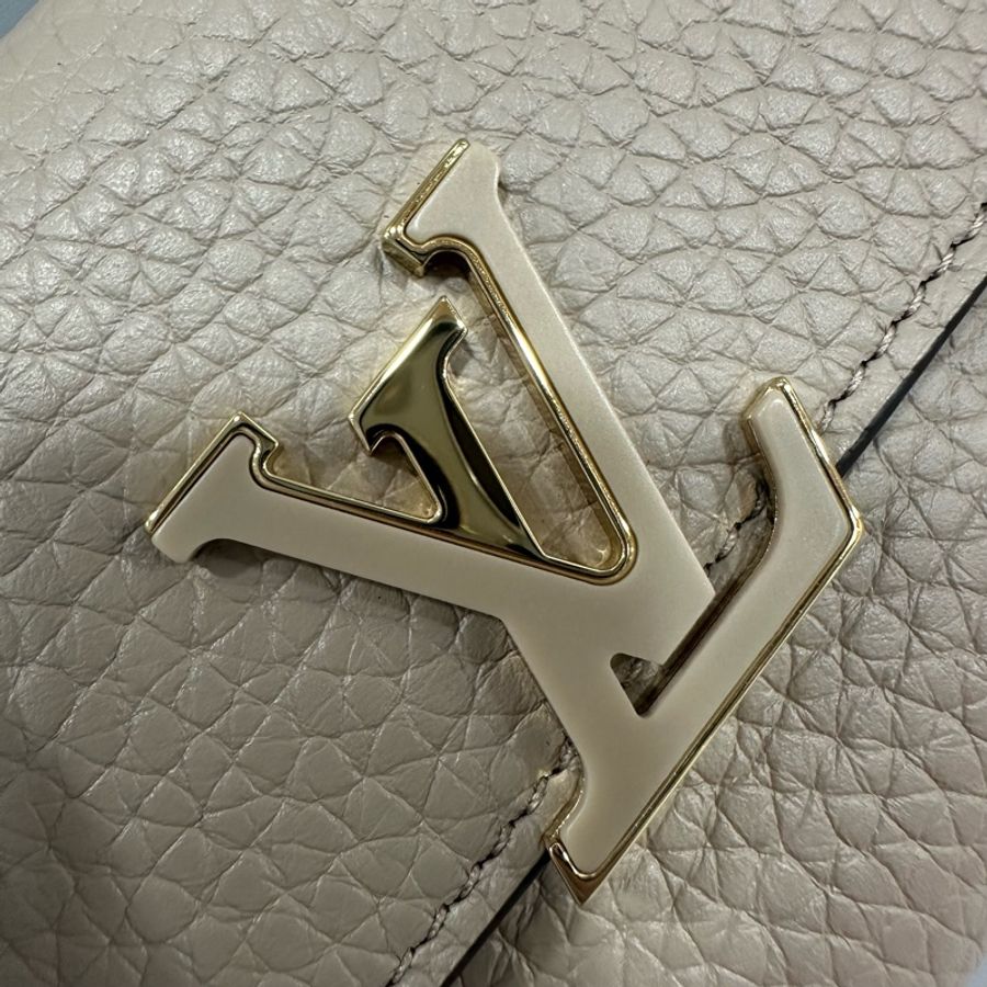 LV M68747 奶茶色金釦 capucines 短夾-14
