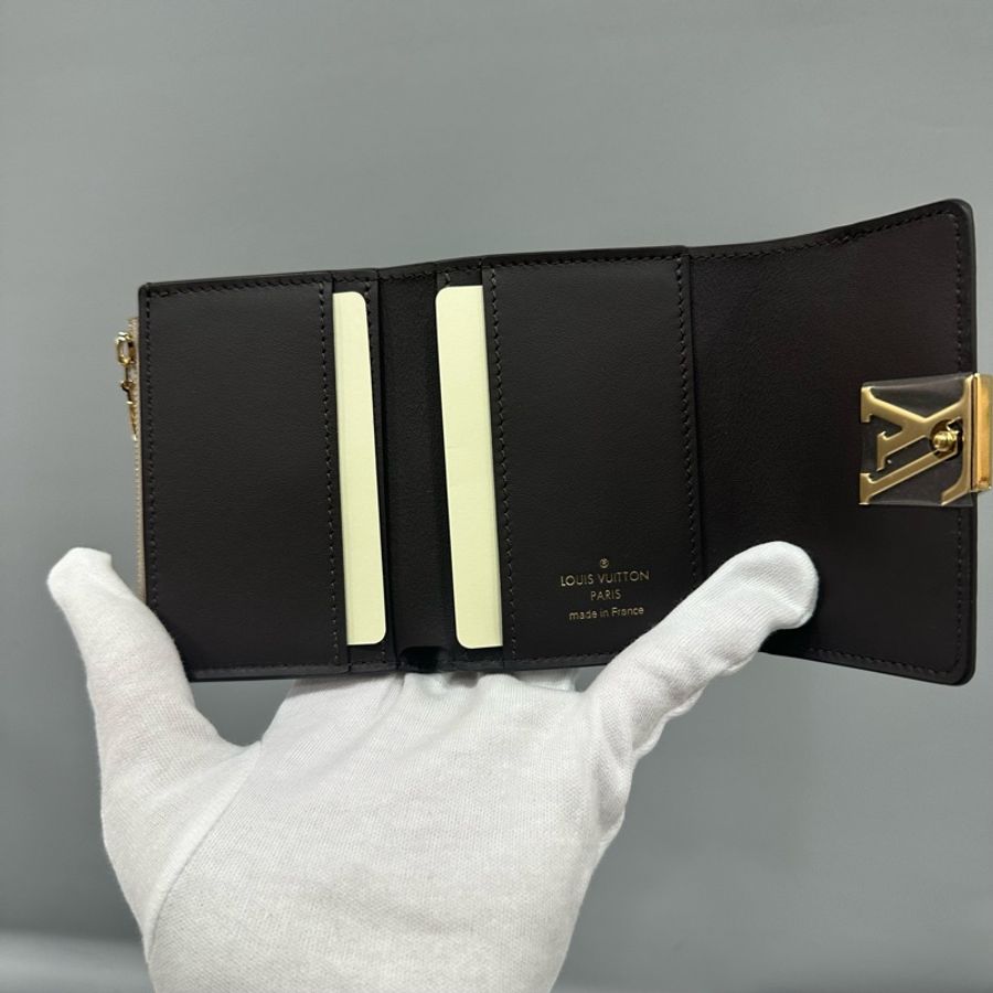 LV M68747 奶茶色金釦 capucines 短夾-19