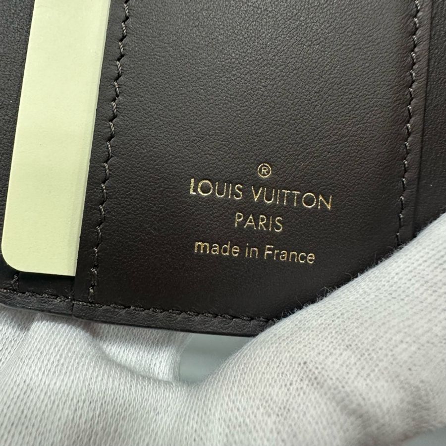 LV M68747 奶茶色金釦 capucines 短夾-20