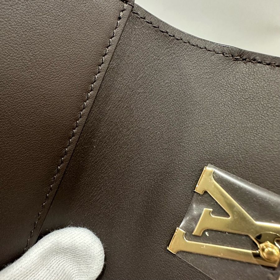 LV M68747 奶茶色金釦 capucines 短夾-21
