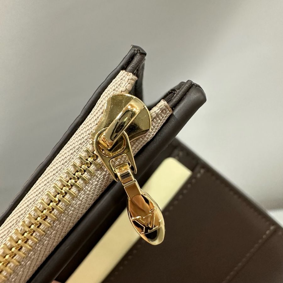 LV M68747 奶茶色金釦 capucines 短夾-24