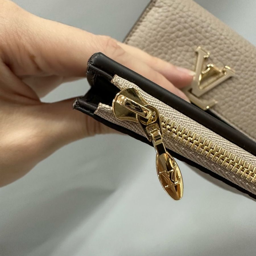 LV M68747 奶茶色金釦 capucines 短夾-25