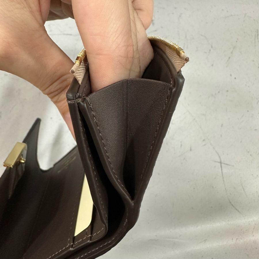 LV M68747 奶茶色金釦 capucines 短夾-26