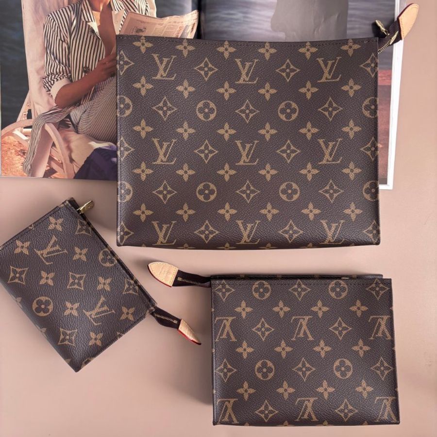 ::LOUIS VUITTON:: LV M47195 Trio Toilet Pouch咖啡色經典花紋三合一洗漱包-0
