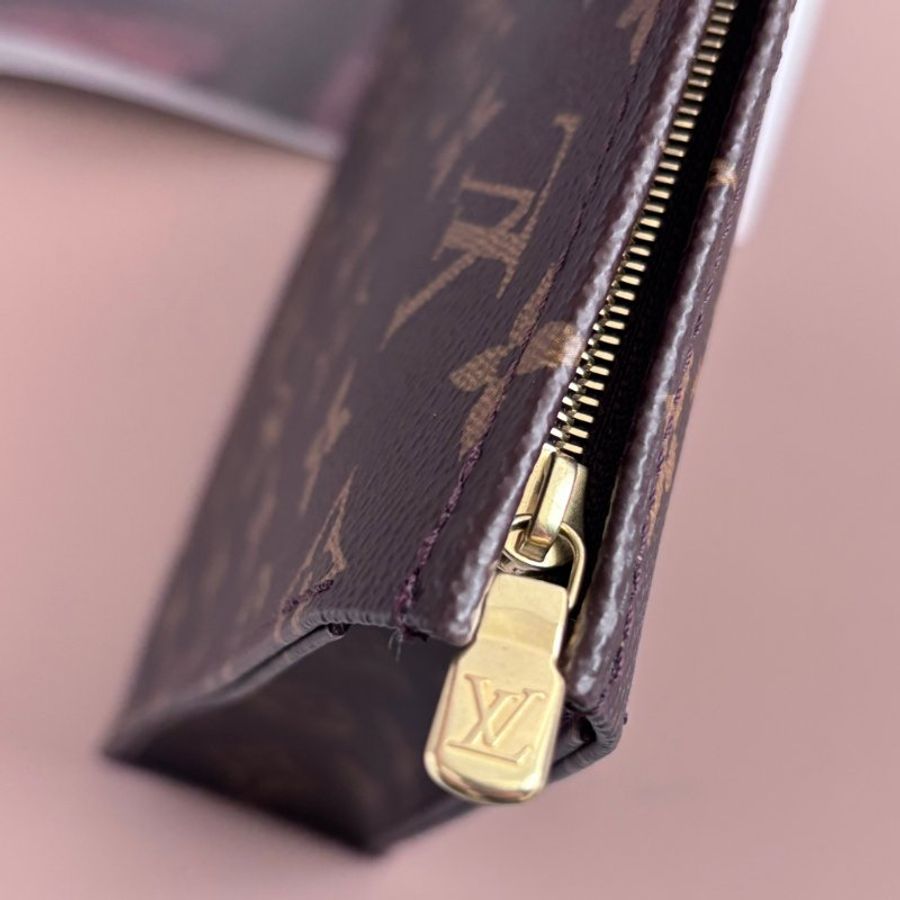::LOUIS VUITTON:: LV M47195 Trio Toilet Pouch咖啡色經典花紋三合一洗漱包-3