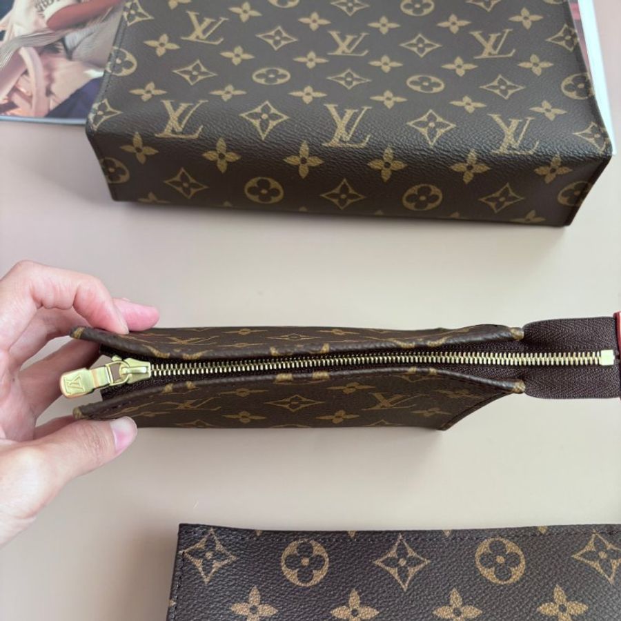 ::LOUIS VUITTON:: LV M47195 Trio Toilet Pouch咖啡色經典花紋三合一洗漱包-10