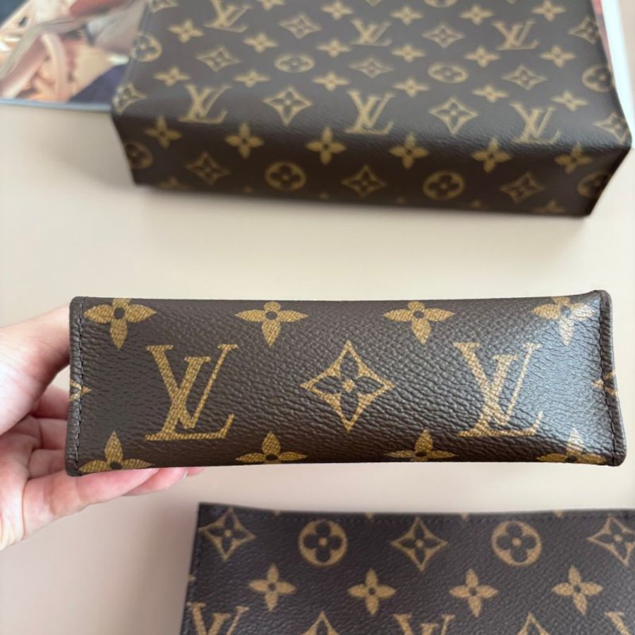 ::LOUIS VUITTON:: LV M47195 Trio Toilet Pouch咖啡色經典花紋三合一洗漱包-11