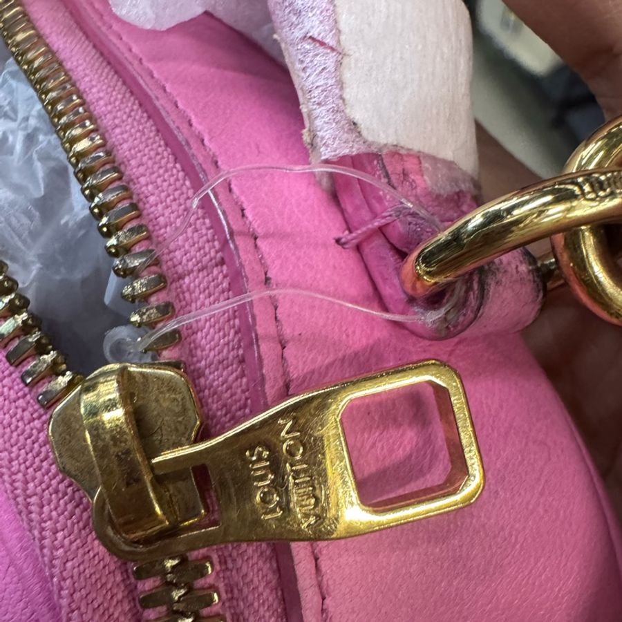 LV路易威登 Utility Crossbody 粉色皮革老花壓紋炸藥包相機包~晶片款-16