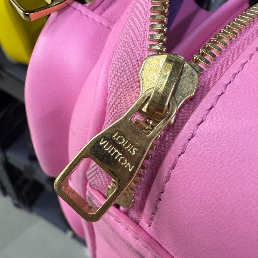 LV路易威登 Utility Crossbody 粉色皮革老花壓紋炸藥包相機包~晶片款-11