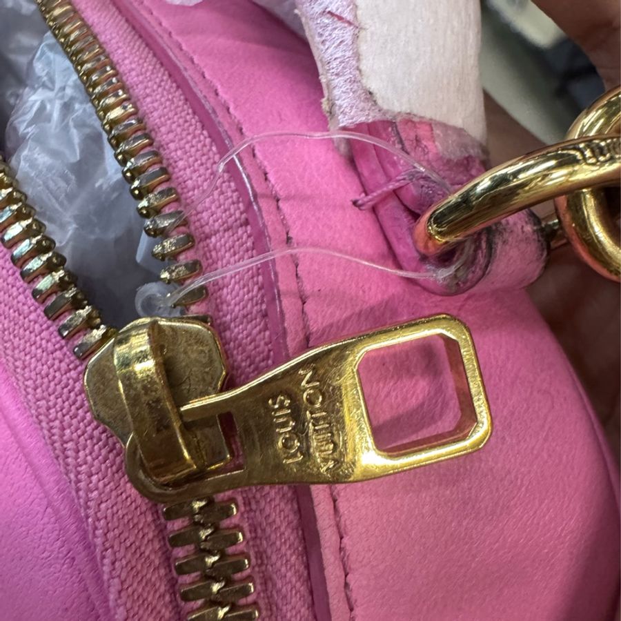 LV路易威登 Utility Crossbody 粉色皮革老花壓紋炸藥包相機包~晶片款-13