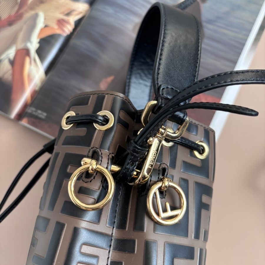 ::FENDI:: 經典滿版花紋 Mon Tresor 壓印LOGO 水桶包 手提包 斜背包-6