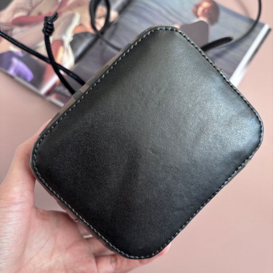 ::FENDI:: 經典滿版花紋 Mon Tresor 壓印LOGO 水桶包 手提包 斜背包-7