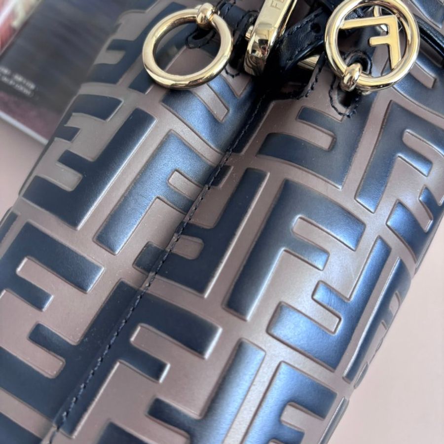 ::FENDI:: 經典滿版花紋 Mon Tresor 壓印LOGO 水桶包 手提包 斜背包-9