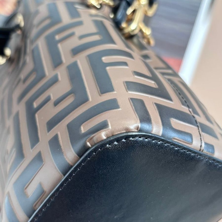 ::FENDI:: 經典滿版花紋 Mon Tresor 壓印LOGO 水桶包 手提包 斜背包-10
