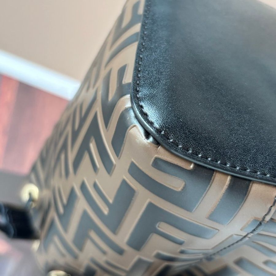 ::FENDI:: 經典滿版花紋 Mon Tresor 壓印LOGO 水桶包 手提包 斜背包-14