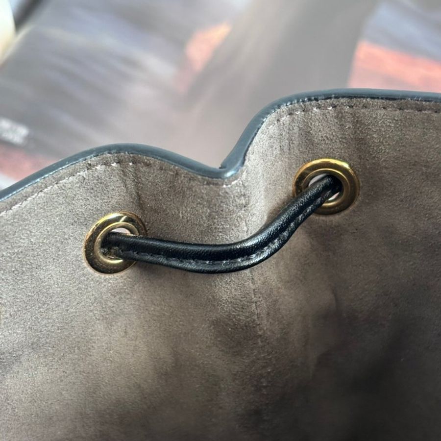 ::FENDI:: 經典滿版花紋 Mon Tresor 壓印LOGO 水桶包 手提包 斜背包-21