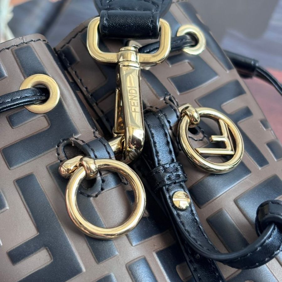 ::FENDI:: 經典滿版花紋 Mon Tresor 壓印LOGO 水桶包 手提包 斜背包-25