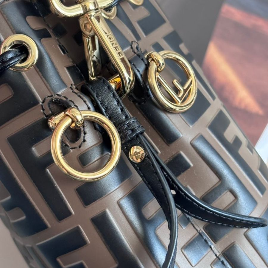 ::FENDI:: 經典滿版花紋 Mon Tresor 壓印LOGO 水桶包 手提包 斜背包-26