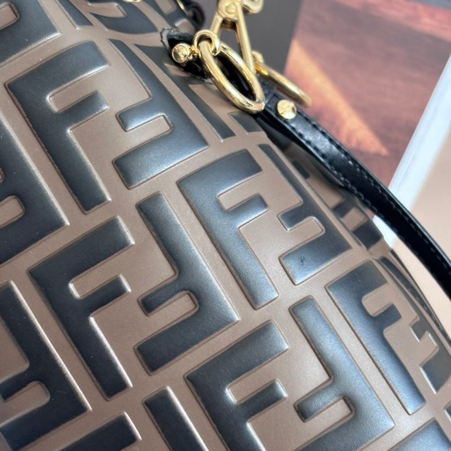 ::FENDI:: 經典滿版花紋 Mon Tresor 壓印LOGO 水桶包 手提包 斜背包-28