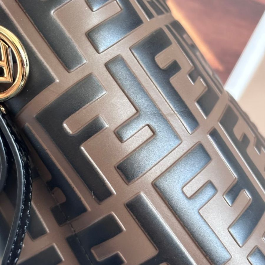 ::FENDI:: 經典滿版花紋 Mon Tresor 壓印LOGO 水桶包 手提包 斜背包-29
