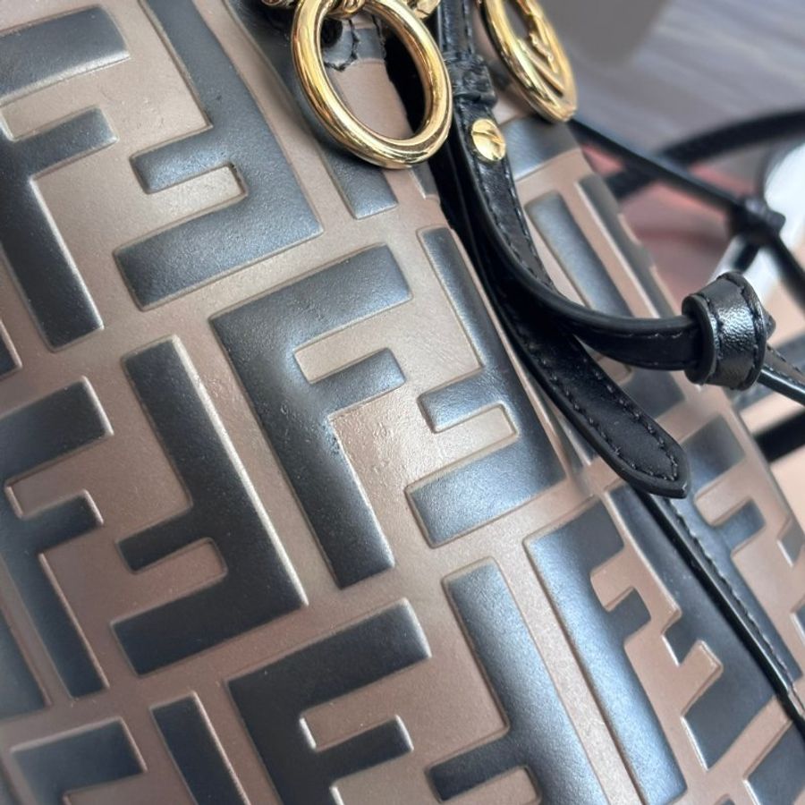 ::FENDI:: 經典滿版花紋 Mon Tresor 壓印LOGO 水桶包 手提包 斜背包-30