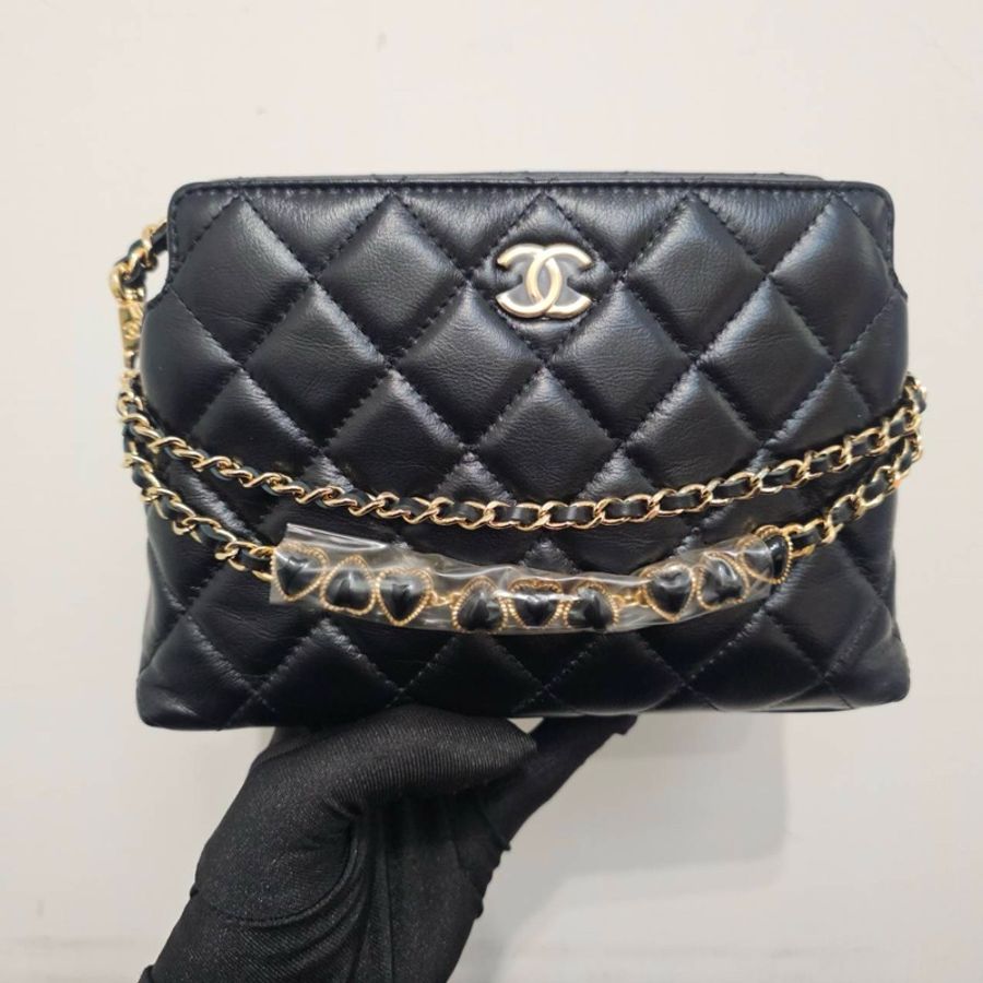 Chanel 黑金牛皮愛心琺瑯 24P 肩背包 腋下包 離櫃閒置-1