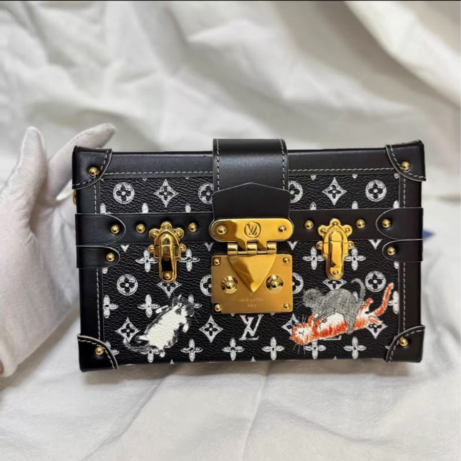 LV 黑色貓咪限量版 全皮金屬印花硬盒子petite Malle 尺寸約20*13*6cm 附件：盒子 塵袋。-1