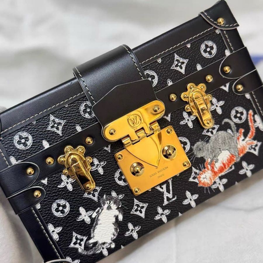 LV 黑色貓咪限量版 全皮金屬印花硬盒子petite Malle 尺寸約20*13*6cm 附件：盒子 塵袋。-10