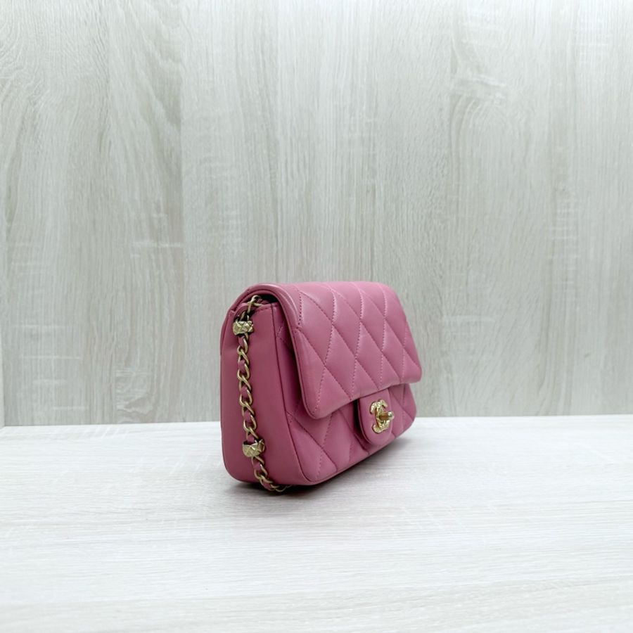 Chanel玫瑰粉羊皮金釦皮穿鍊飾邊Mini Coco AS4263-3
