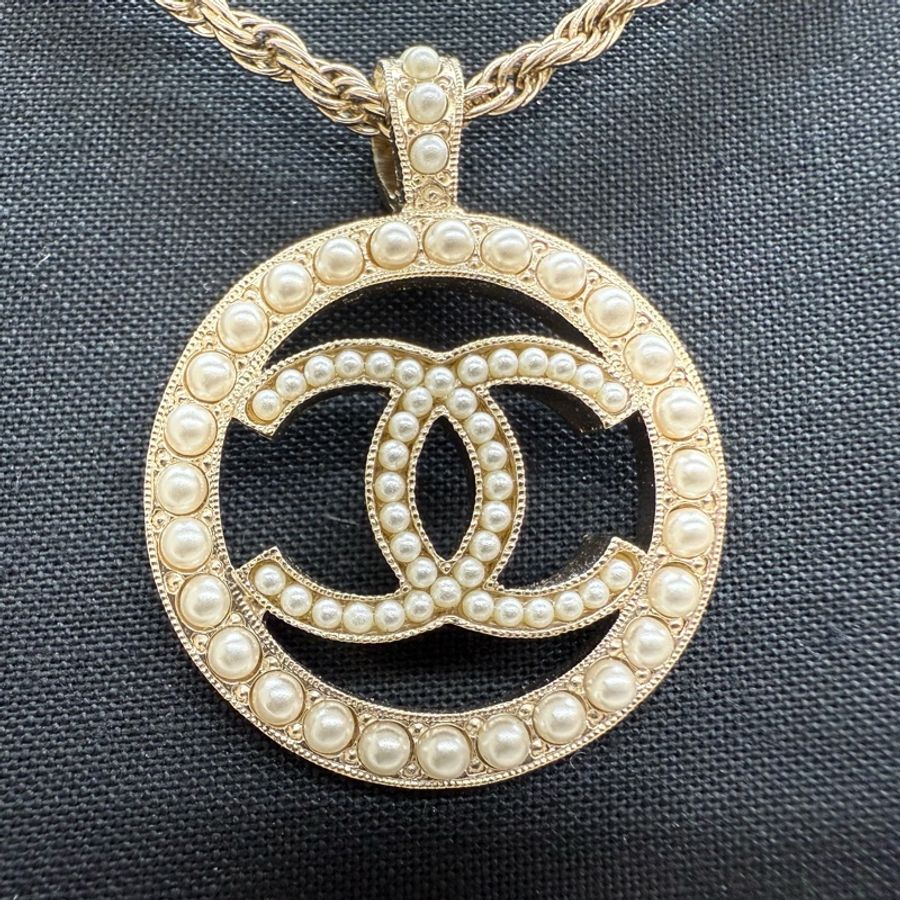 Chanel 珍珠圓框內雙C淡金釦項鍊-3